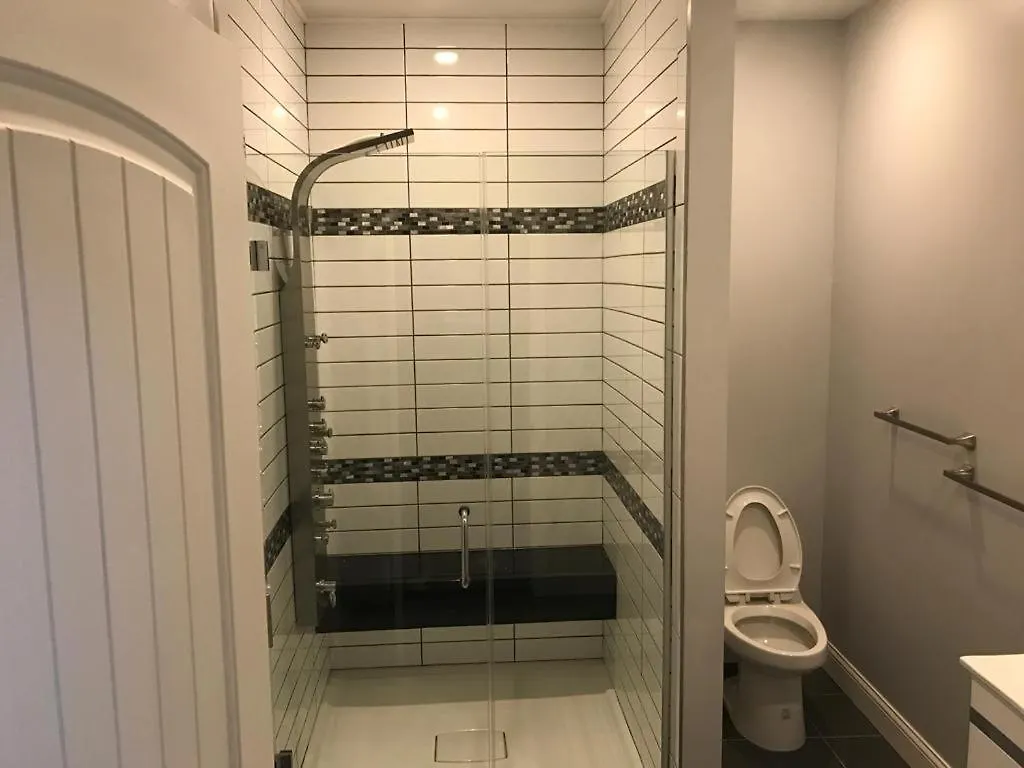 Halsey Manor: Luxurious 2-Bedroom Apartment New York